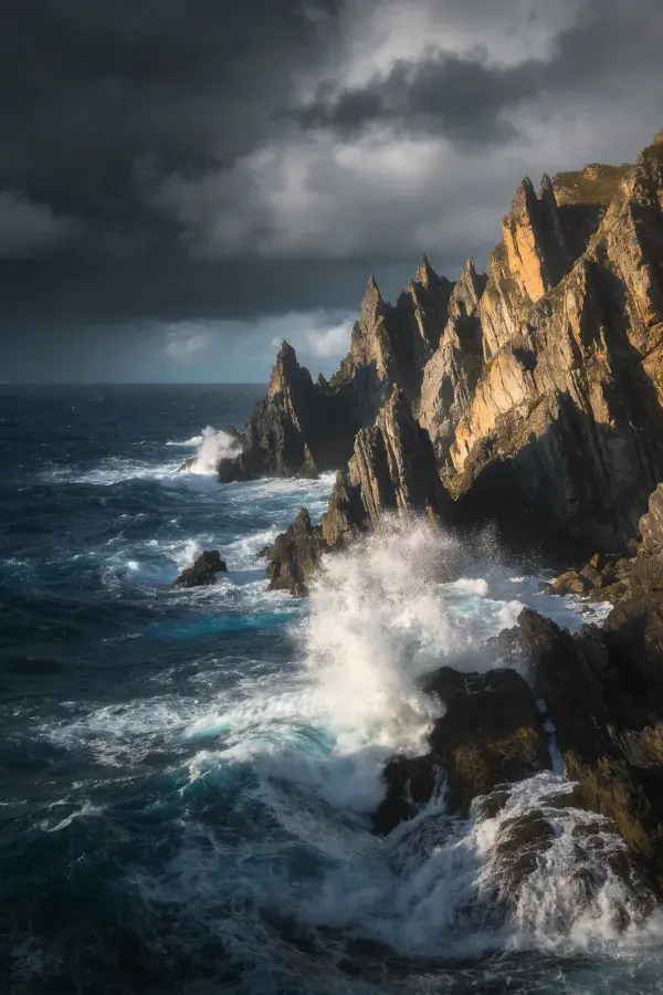 海浪冲击海岸峭壁风光