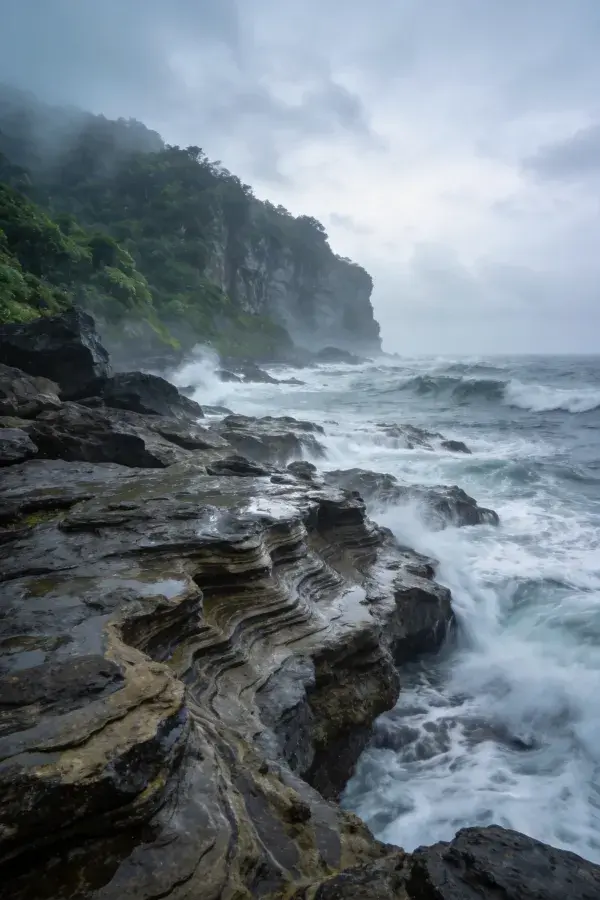 海岸沉积岩悬崖与海浪景观