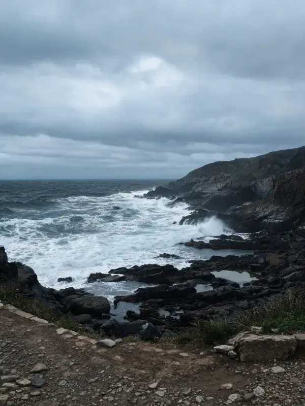 海岸岩石景观下的风暴天气风光