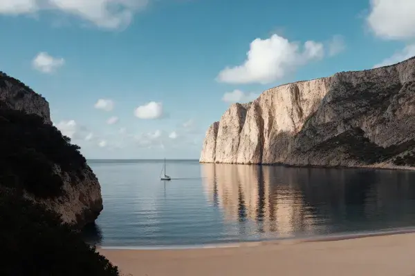 海湾悬崖与帆船的海岸景观