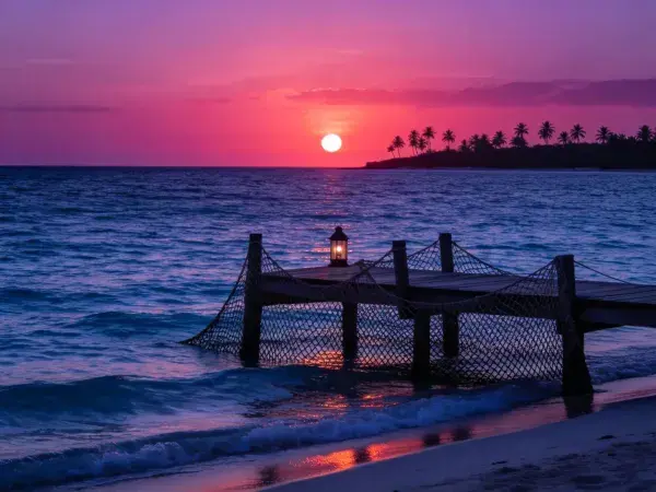 海滨木质栈桥与日落海滩景象