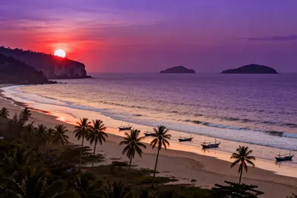 热带滨海风光与渔船日落景象