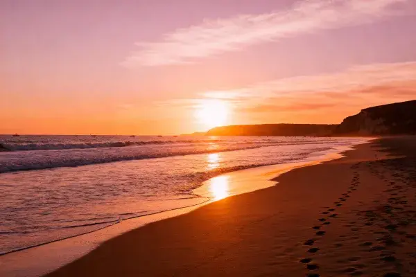 阳光洒落的海滩日落景观