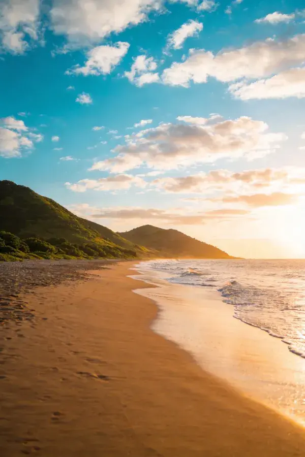 滨海沙滩风光中的海滩黄昏景致