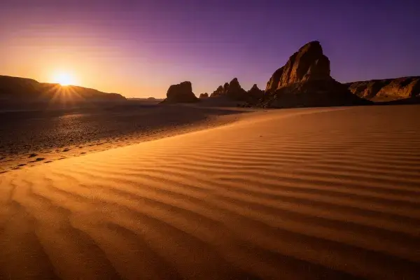 沙漠沙丘岩石黄昏景观
