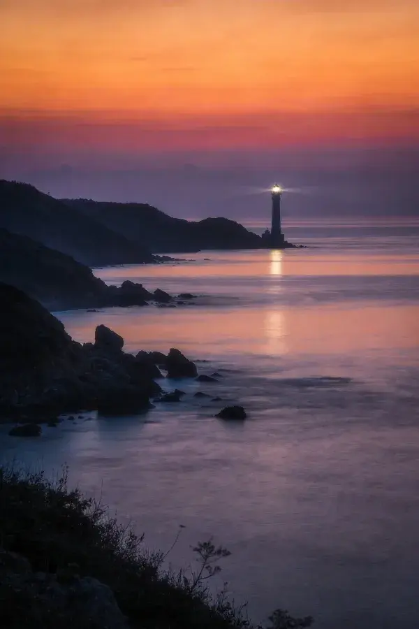 黄昏海岸岩石灯塔景观