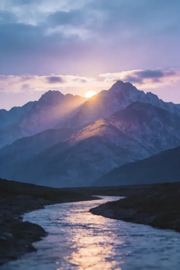 阳光穿透山峦的山地风光场景