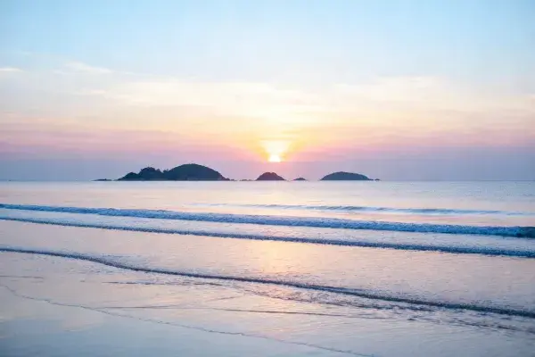 海岸群岛风光的海滨日落景象