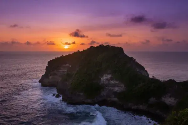海岸岩礁与暮色海滨景观