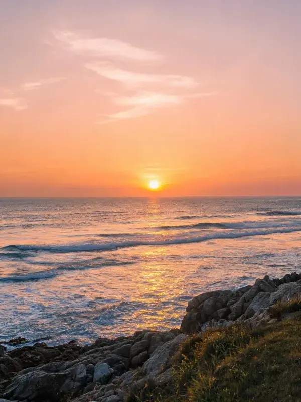 海岸夕阳下的波光映照
