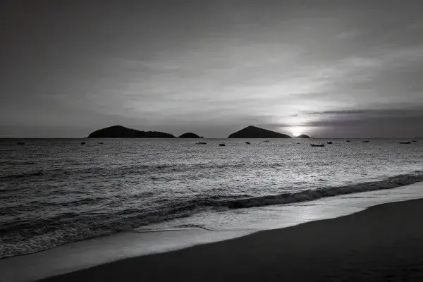 黑白色调沿海群岛日落景观