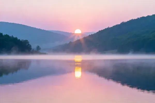 山林湖泊风光晨曦倒影
