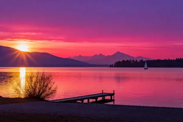 湖泊日落时分的湖景场景