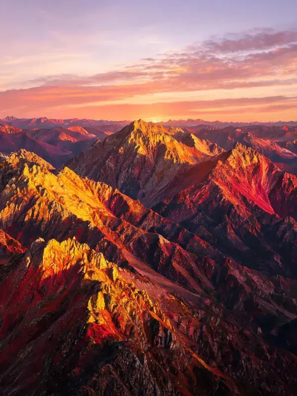 高山峡谷地貌日出光影景象