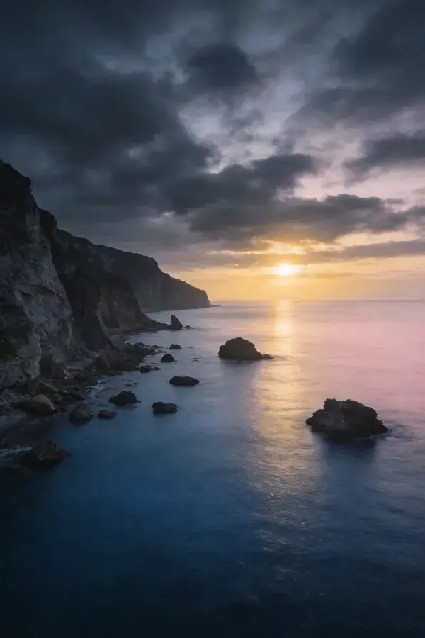 沿海悬崖海岸黄昏风光