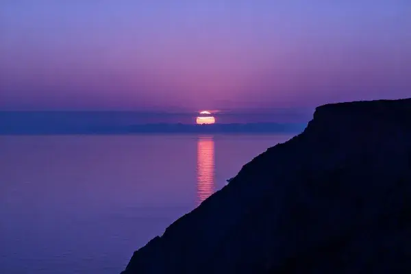 海岸峭壁黄昏光影景观