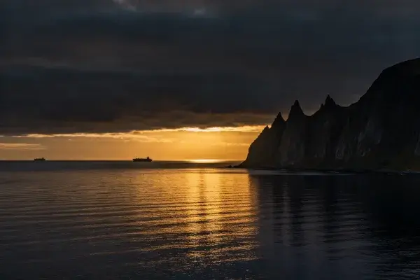 沿海峭壁风光与暮光海面景象