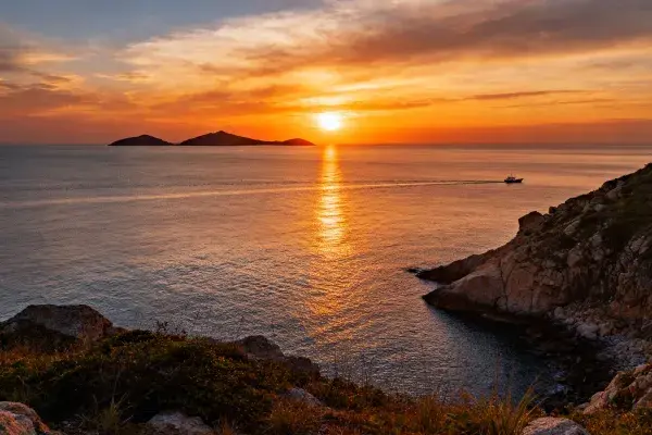 日落时的海岸峭壁景观