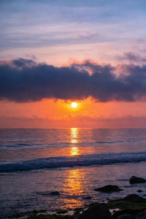 太阳半掩映照海滨风光