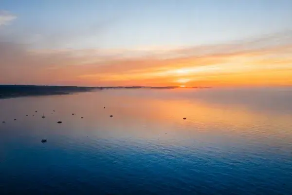 阳光下的沿海海湾风光