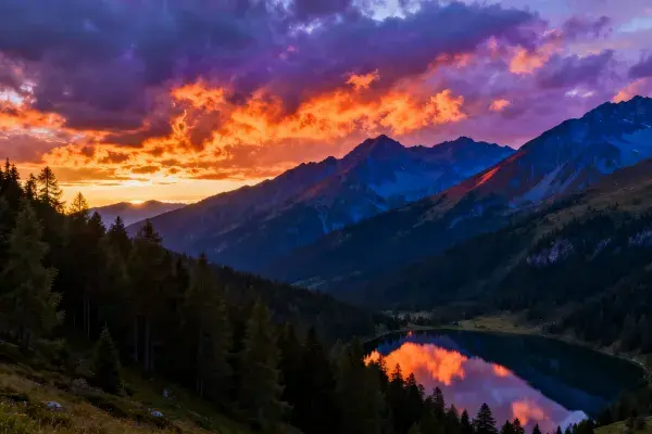 山间湖泊森林日落景观