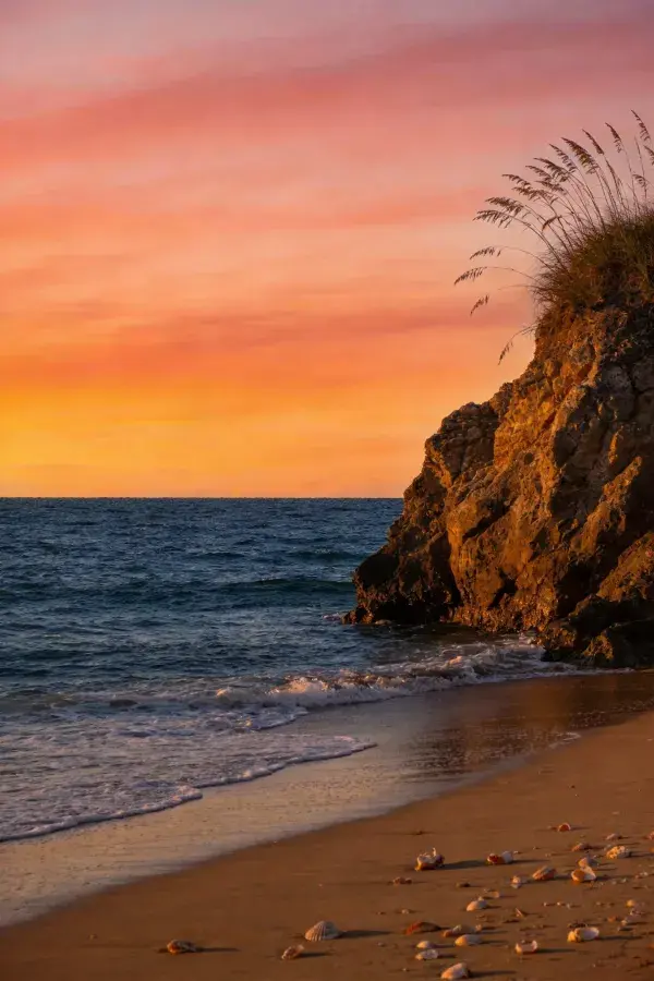 海滨岩崖沙滩的黄昏时刻