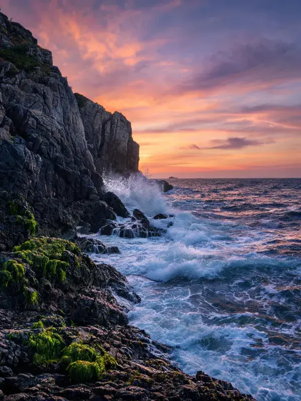 岩石海岸日落浪花景观