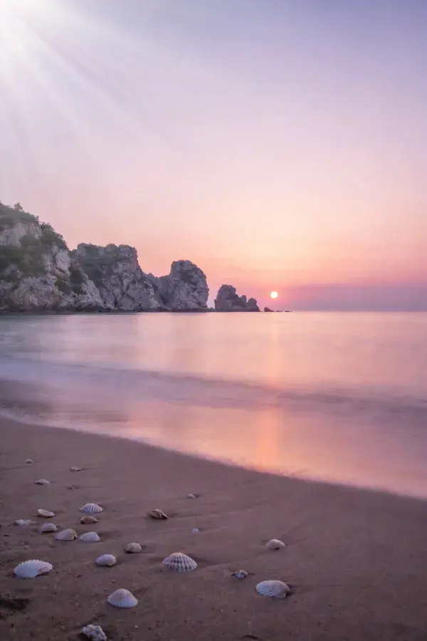 海滨风光中的沙滩日落景象
