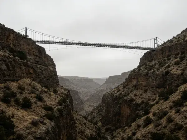 峡谷之间的悬索桥景观