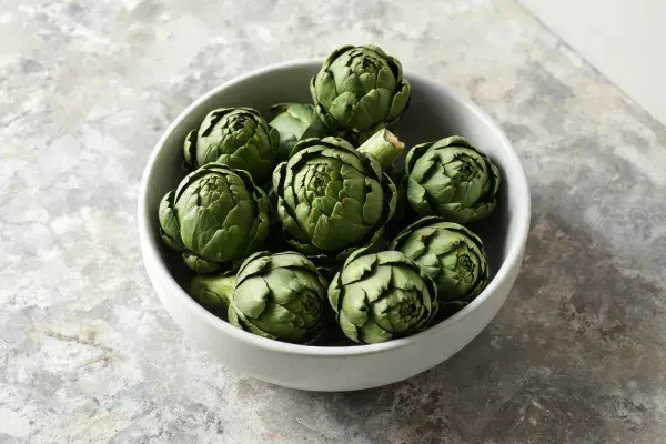 白色碗中的新鲜洋蓟特写