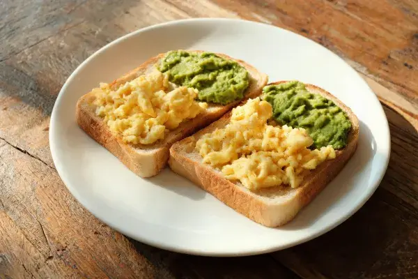 鸡蛋牛油果吐司的早餐展示