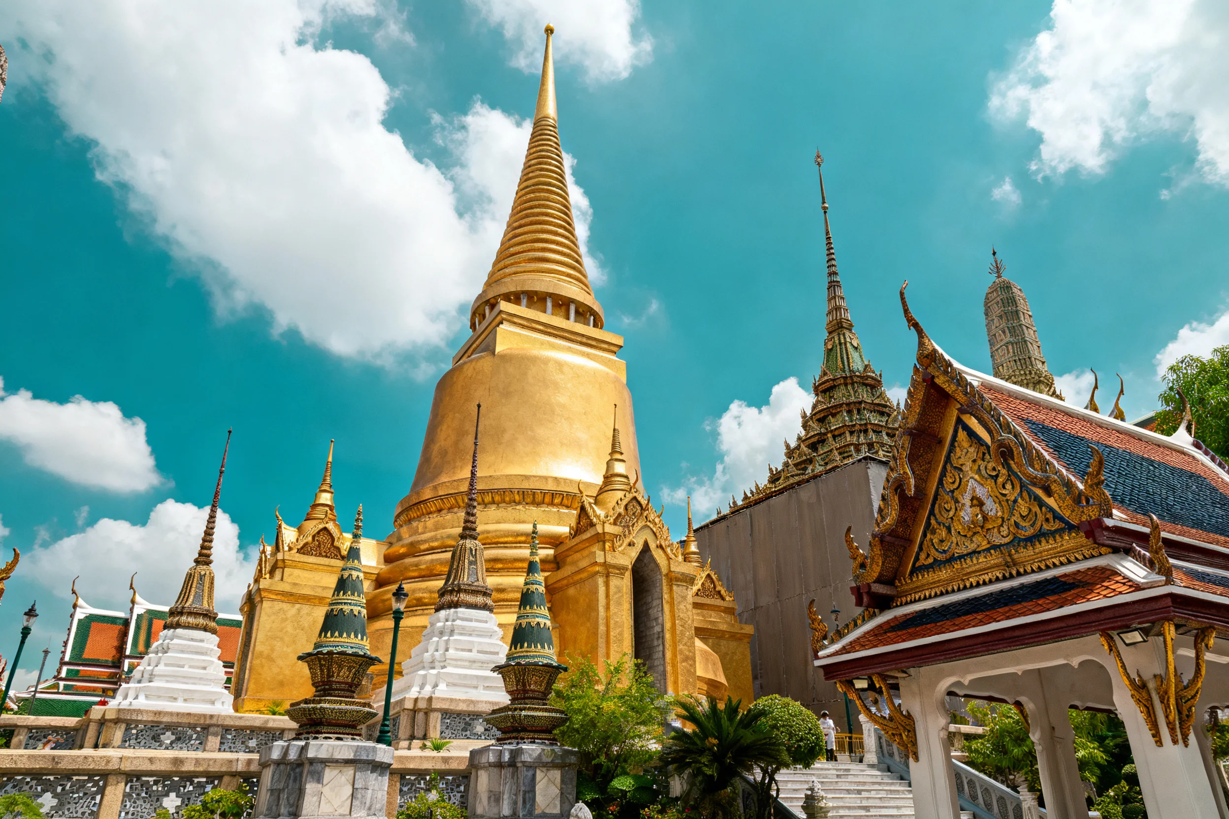 泰国寺庙金色佛塔,塔身表面光滑闪亮,在阳光下呈现出耀眼的金色光泽。