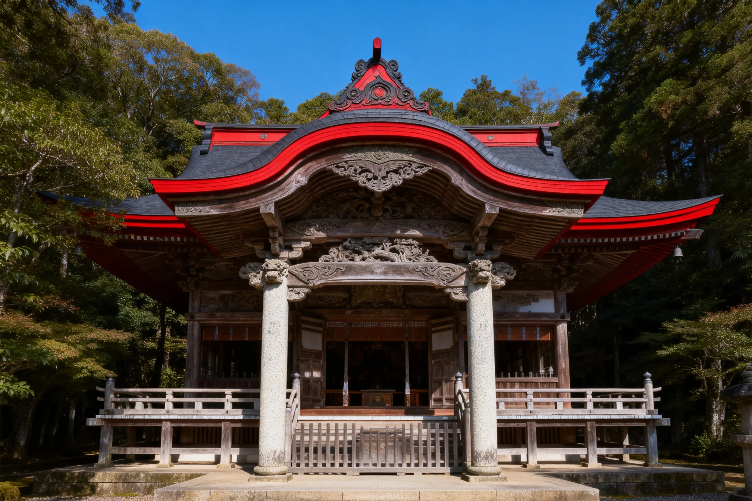 日式传统神社建筑的红黑配色屋檐,表面有精美的木雕装饰,石柱显得古朴庄重。