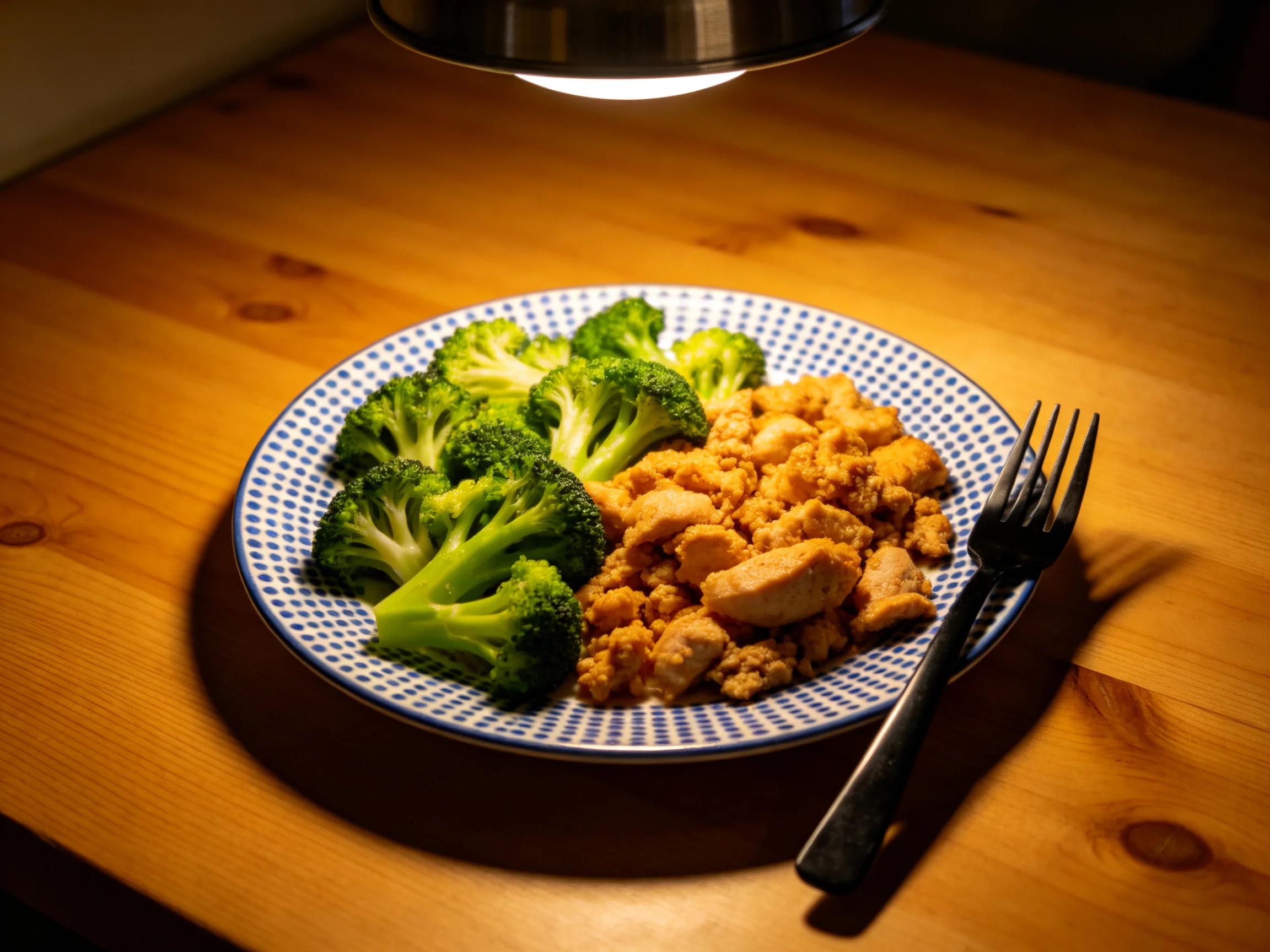 木盘里摆放着西兰花炒鸡肉,翠绿色西兰花与浅棕色鸡肉形成鲜明色彩对比。