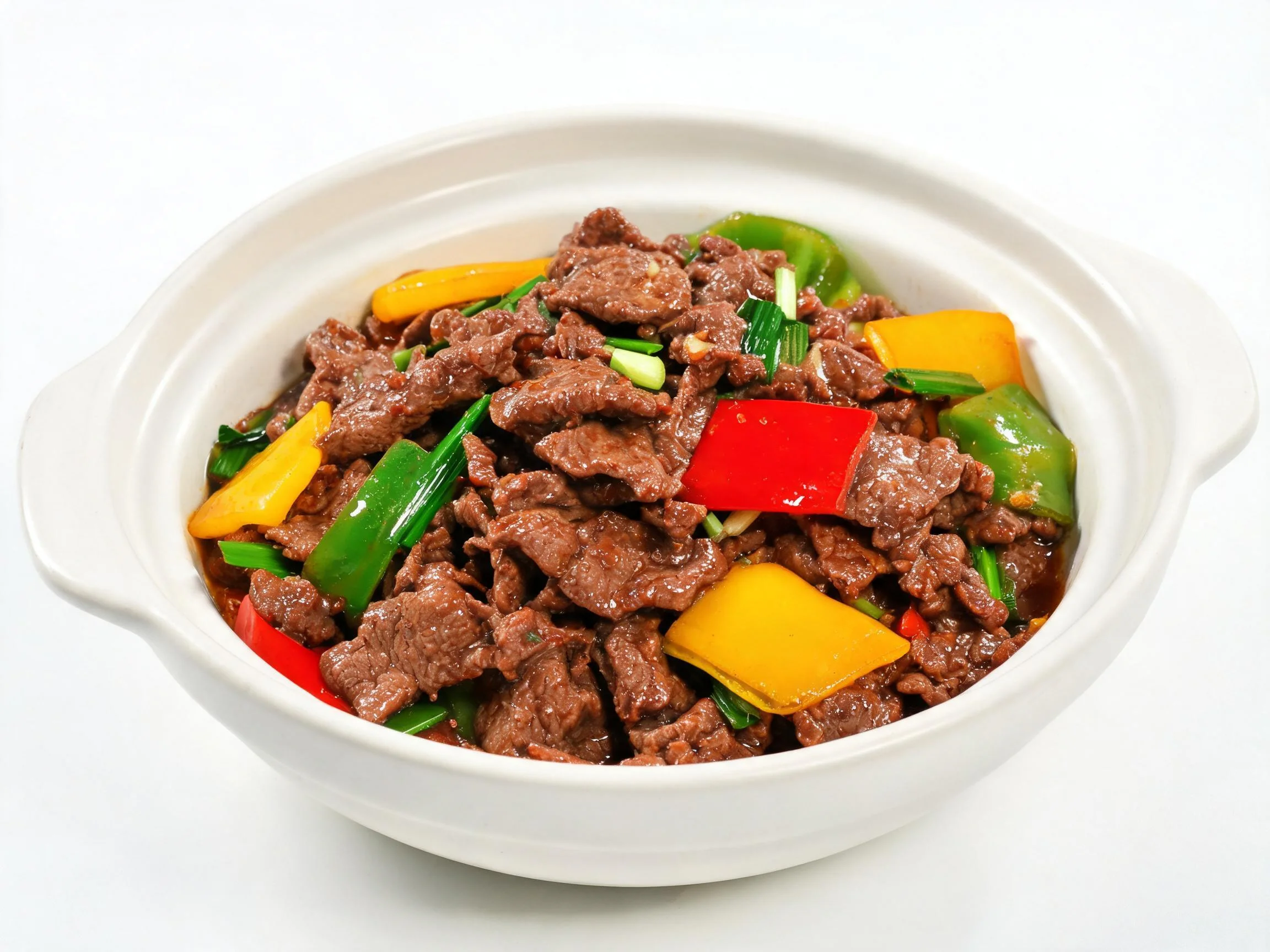彩椒炒牛肉中牛肉切片均匀,红、黄、绿色彩椒搭配,牛肉表面有光泽。