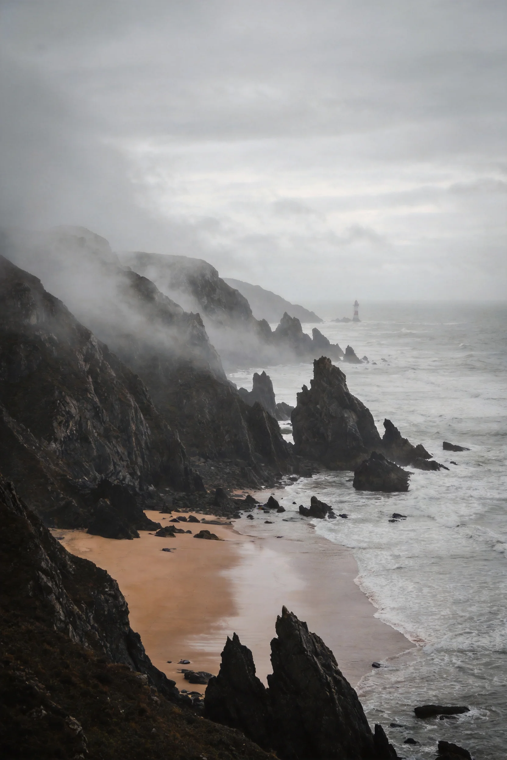 阴雨天气下沿海悬崖岩石纹理清晰,海水泛白,沙滩呈现暖色调,远处有灯塔矗立。