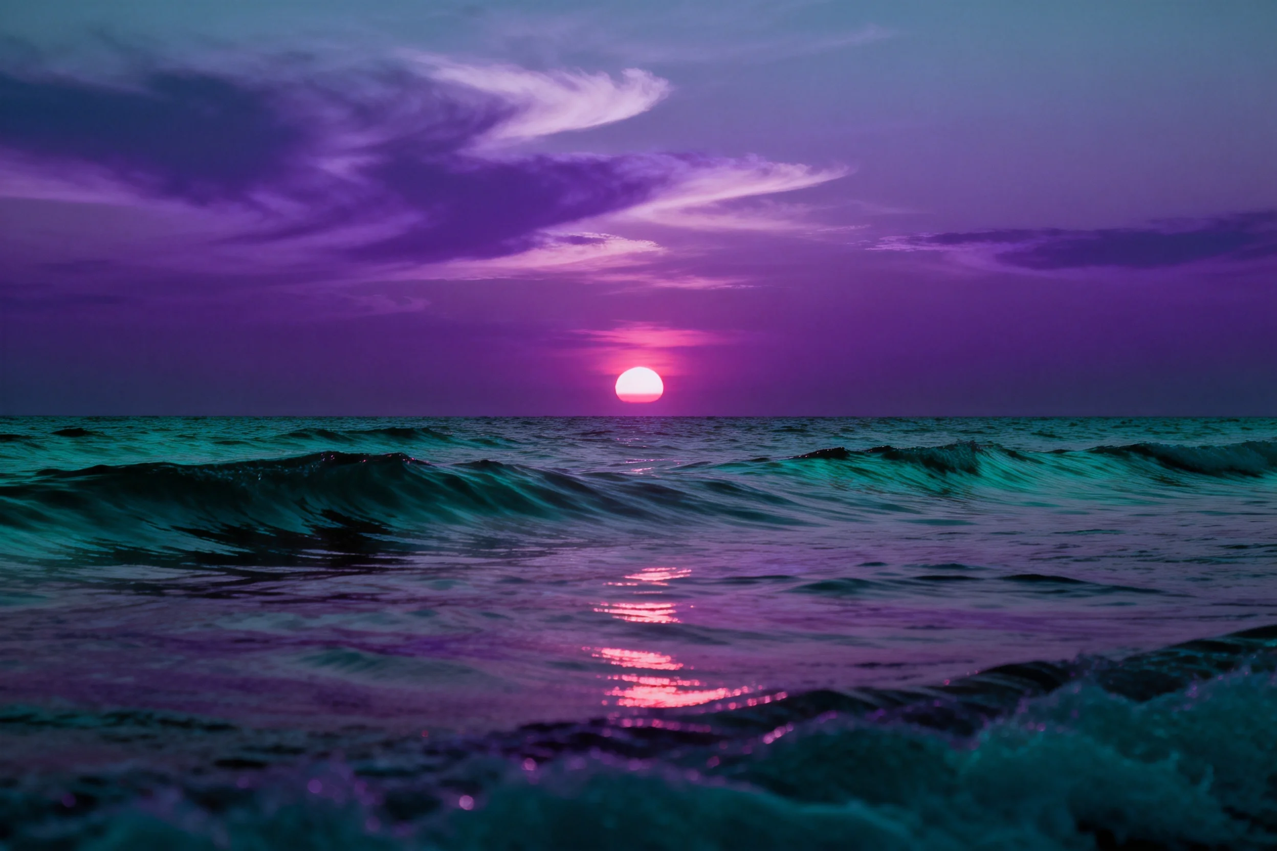 海滨日落景观中,紫色天空将色彩映照在海浪表面,海浪层层翻涌,水面纹理清晰可辨。